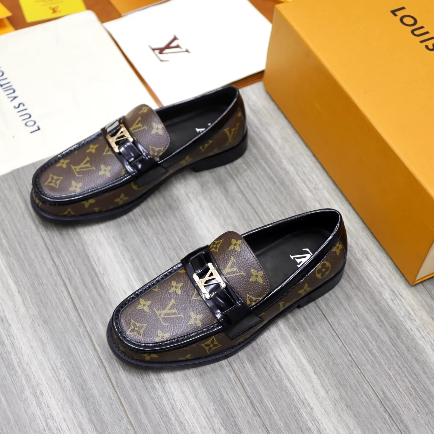 Men's shoes 💰: 💰900LV Louis Vuitton slip-on loafers, top quality products produced in Dongguan, ready for sale! This LV Glove loafer is made of selected soft cowhide, with a slightly wrinkled leather surface and a very high-end texture. Each pair is unique. The leather surface is light and soft, with a fine texture and good luster. It is a classic loafer style, with exquisite handmade mark stitching on the toe, and a square toe configuration to highlight the classic style. The horizontal band has hot-printed LV three-dimensional letters, semi-solid handcrafts and a genuine leather outsole, and a rubber patch on the heel to create wear-resistant performance and comfort. One of the must-have loafers for men! Comes with full original packaging! Code number: 38-39-40-41-42-43-44 (38, 45, 46 customized) standard leather shoe code